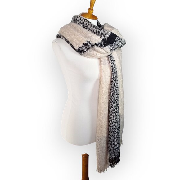 Free People Blanket Scarf OS Cream Black Plaid Boucle Knit Fringe 42in Wide - Picture 3 of 9